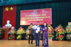 Bộ trưởng Bộ Y tế Nguyễn Thị Kim Tiến đã trao quyết định bổ nhiệm Hiệu trưởng Trường Đại học Y Dược Hải Phòng. (Ảnh: PV/Vietnam+)