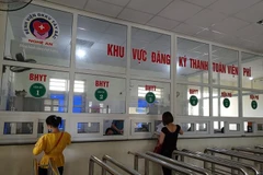 Người bệnh làm thủ tục thanh toán khám chữa bệnh tại Bệnh viện Đa khoa Khu vực Tây Bắc Nghệ An. (Ảnh: PV/Vietnam+)