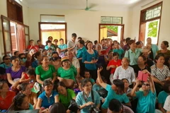 Hình ảnh người dân mặc áo xanh trong phiên xử bác sỹ Hoàng Công Lương