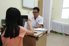 Bệnh nhi 13 tuổi mắc bệnh sỏi mật đã 4 năm nay. (Ảnh: PV/Vietnam+)