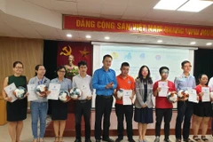 Ban Tổ chức trao giải tháng thứ nhất Cuộc thi Đi bộ vì sức khỏe. (Ảnh: PV/Vietnam+)