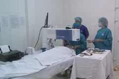 Các bác sỹ Bệnh viện Mắt Hà Nội thực hiện ca phẫu thuật mắt theo công nghệ mổ mắt không chạm. (Ảnh: PV/Vietnam+)