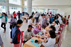 Xét nghiệm máu tầm soát cho bệnh nhân đái tháo đường. (Ảnh: PV/Vietnam+)