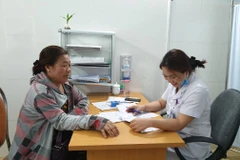 Khám bệnh cho người dân tại Bệnh viện Hữu nghị Việt Nam Cu Ba Đồng Hới. (Ảnh: PV/Vietnam+)