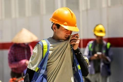 Người dân cần biết cách giữ gìn sức khỏe trong những ngày nắng nóng. (Ảnh: Minh Sơn/Vietnam+)