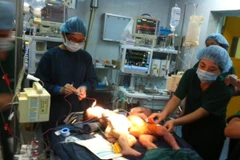 Phẫu thuật tách thành công hai trẻ 4 tháng tuổi dính liền bụng