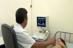 Kiểm tra sức khoẻ, siêu âm cho phụ nữ mang thai. (Ảnh: Diệp Anh/TTXVN)