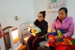 [Photo] Trạm y tế trang bị quạt sưởi làm ấm trẻ em khi tiêm chủng