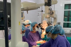 Các bác sỹ thực hiện ca phẫu thuật tạo hình cho bệnh nhân 9 tuổi. (Ảnh: PV/Vietnam+)