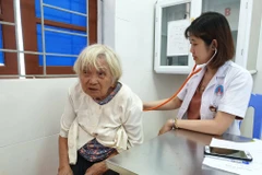 Khám bệnh cho người dân tại cộng đồng. (Ảnh: PV/Vietnam+)