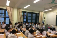 Các bác sỹ khám sàng lọc về sức khỏe cho học sinh tại quận Hoàn Kiếm, Hà Nội. (Ảnh: PV/Vietnam+)