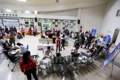 Người dân đến hiến máu tại Viện huyết học-Truyền máu Trung ương. (Ảnh: Minh Sơn/Vietnam+)