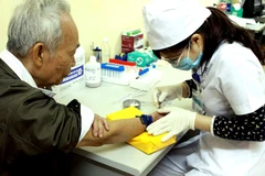 Xét nghiệm sinh hóa cho người bệnh tại Viện Sốt rét - Ký sinh trùng - Côn trùng Trung ương. (Ảnh: Dương Ngọc/TTXVN)