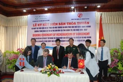 Quang cảnh lễ ký kết. (Ảnh: Thanh Thủy/TTXVN)