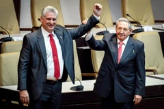 Bí thư thứ nhất Đảng Cộng sản Cuba và Chủ tịch mãn nhiệm Raúl Castro cùng tân Chủ tịch Miguel Díaz-Canel trước Quốc hội. (Ảnh: Lê Hà/TTXVN)