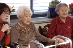 Các nạn nhân bị bắt làm "phụ nữ mua vui" theo dõi báo cáo về thỏa thuận Hàn Quốc-Nhật Bản tại Gwangju, phía đông Seoul, ngày 27/12/2017. (Ảnh: Yonhap/TTXVN)