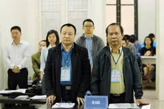Bị cáo Bùi Văn Khen (bên phải), nguyên Giám đốc Công ty cho thuê tài chính TNHH một thành viên thuộc BIDV và Nguyễn Việt Hưng, nguyên Trưởng phòng khách hàng cá nhân, BIDV chi nhánh Chương Dương tại phiên tòa.” (Ảnh: Lâm Khánh/TTXVN)