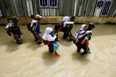 Cảnh ngập lụt sau những trận mưa lớn tại North Sumatera, Indonesia,ngày 5/12/2017. (Ảnh: THX/TTXVN)