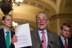 Lãnh đạo phe Dân chủ thiểu số tại Thượng viện Mỹ Chuck Schumer (giữa) phát biểu tại cuộc họp báo ở Washington, DC ngày 1/8/2017. (Ảnh: AFP/TTXVN)