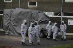 Cảnh sát điều tra vụ đầu độc tại Salisbury tại bệnh viện quận Salisbury, miền nam Anh ngày 10/3 vừa qua. (Ảnh: AFP/TTXVN)