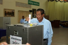 Thủ tướng Campuchia Samdech Techo Hun Sen bỏ phiếu trong cuộc bầu cử Thượng viện tại một điểm bầu cử ở tỉnh Kandal ngày 25/2 vừa qua. (Ảnh: THX/TTXVN)
