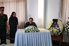 Phó Tổng thống Thứ nhất Myanmar U Myint Swe viếng và ghi sổ tang Chủ tịch nước Trần Đại Quang. (Ảnh: TTXVN/phát)