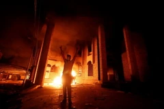 Một người biểu tình Iraq đứng bên ngoài lãnh sự quán Iran vào ngày 7/9 tại Basra của Iraq (Nguồn: Reuters)