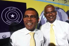 Ứng viên Tổng thống đối lập Ibrahim Mohamed Solih (phải) tới dự một hội nghị ở ngoại ô Colombo ngày 27/8 vừa qua. (Ảnh: AFP/TTXVN)