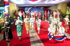 Du học sinh Lào biểu diễn trang phục truyền thống. (Ảnh: Tường Vi/TTXVN)