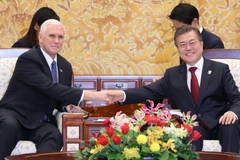 Phó Tổng thống Mỹ Mike Pence (trái) và Tổng thống Hàn Quốc Moon Jae-in tại cuộc gặp ở Seoul, Hàn Quốc ngày 8/2 vừa qua. (Ảnh: Yonhap/TTXVN