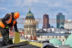 Công nhân làm việc tại Berlin, Đức. (Ảnh: AFP/TTXVN)