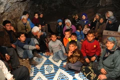 Người Kurd sống tạm trong các hang động tránh chiến dịch quân sự của Thổ Nhĩ Ky tại Afrin, Syria ngày 8/2 vừa qua. (Ảnh: THX/TTXVN)