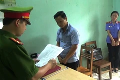 Cơ quan Cảnh sát Điều tra-Công an huyện Bắc Quang, Hà Giang đọc lệnh bắt bị can Nguyễn Ngọc Lâm. (Ảnh: Trung Thực/TTXVN)