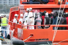 Lực lượng phòng vệ dân sự Tây Ban Nha hỗ trợ người di cư tại cảng Arguineguin, đảo Canary ngày 18/6 vừa qua. (Ảnh: EPA-EFE/TTXVN)