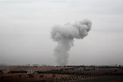 Khói bốc lên ở Al-Tamanah, tỉnh Idlib sau xung đột giữa quân Chính phủ Syria và lực lượng nổi dậy. (Ảnh: AFP/TTXVN) 