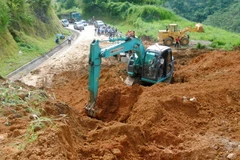 Quốc lộ 279 đoạn từ xã Bảo Hà tới thị trấn Phố Ràng, tỉnh Lào Cai bị chia cắt hoàn toàn do sạt lở đất. (Ảnh: Quốc Khánh/TTXVN)