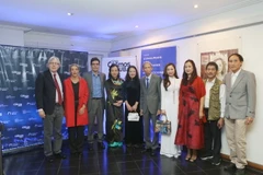 Đại sứ Việt Nam tại Argentina Đặng Xuân Dũng và đoàn đại biểu Cục Điện ảnh Việt Nam cùng với đại diện Bộ Văn hóa, Viện Điện ảnh và Nghe nhìn Argentina tại lễ khai mạc Tuần lễ phim Việt Nam. (Ảnh: Hoài Nam/Vietnam+)