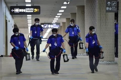 Nhân viên phun thuốc khử trùng nhằm ngăn chặn sự lây lan của virus MERS tại sân bay quốc tế Gimpo ở Seoul. (Ảnh: AFP/TTXVN)