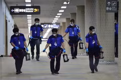 Nhân viên phun thuốc khử trùng nhằm ngăn chặn sự lây lan của virus MERS tại sân bay quốc tế Gimpo ở Seoul. (Ảnh: AFP/TTXVN)