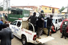 Cảnh sát chống bạo động Nigeria áp giải một nghi phạm bắt cóc tới tòa án tại Lagos ngày 30/8/2017. (Ảnh: AFP/TTXVN)