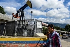 Một cở sở khai thác dầu tại Caracas, Venezuela. (Ảnh: AFP/TTXVN)