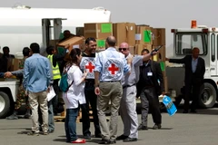 Các nhân viên Ủy ban Chữ thập đỏ quốc tế (ICRC) tại sân bay quốc tế Sanaa của Yemen. (Ảnh: AFP/TTXVN)