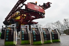 Những túi thuốc diệt cỏ tại Piace, tây bắc Pháp ngày 29/12/2017. (Ảnh: AFP/TTXVN)