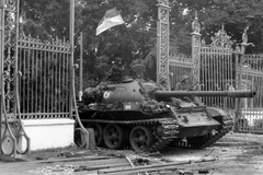 Xe tăng quân Giải phóng tiến vào chiếm Dinh Độc Lập ngày 30/4/1975. (Ảnh: Trần Mai Hưởng/TTXVN)