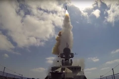 Tên lửa hành trình Kalibr rời khỏi bệ phóng. (Ảnh: EPA/TTXVN)