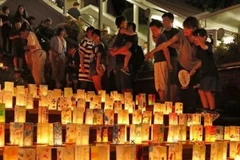 Người dân Nhật Bản thắp 3.500 ngọn nến cầu nguyện cho các nạn nhân tại lễ tưởng niệm 73 năm ngày Mỹ ném bom nguyên tử xuống Nagasaki. (Ảnh: Kyodo/TTXVN)
