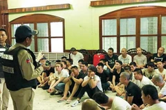 Cảnh sát bắt hàng chục công dân Trung Quốc tham gia vào các hoạt động liên quan đến mạng Internet và quá hạn thị thực cư trú ở Phnom Penh. (Nguồn:phnompenhpost)