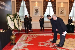 Đại sứ Nga Andrey Denisov thay mặt Đại sứ quán Nga đến viếng Chủ tịch nước Trần Đại Quang. (Ảnh: Vĩnh Hà/TTXVN) 