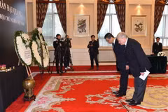 Đại sứ Nga Andrey Denisov thay mặt Đại sứ quán Nga đến viếng Chủ tịch nước Trần Đại Quang. (Ảnh: Vĩnh Hà/TTXVN) 