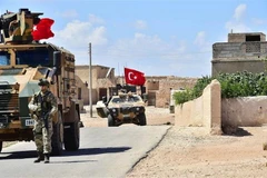 Binh sỹ Thổ Nhĩ Kỳ tuần tra tại thị trấn Manbij, Syria ngày 18/6 vừa qua. (Ảnh: AFP/TTXVN)